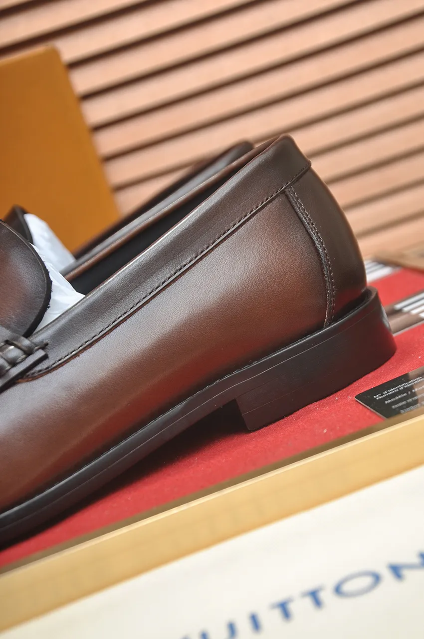 Men's men's shoes 💰560💶 [LV] (original single cowhide lining) 🍀LV's latest genuine leather business suit shoes are launched simultaneously on the official website. The first-layer cowhide imported from Italy is made of heavy gold, 💥1:1 rubber outsole from the official website. Versatile to wear, high-end without losing class, and the color combination is extraordinary. This four-season style is alluring when worn on your feet, showing off your big-name flair. Standard code 38-44 (45 customized)